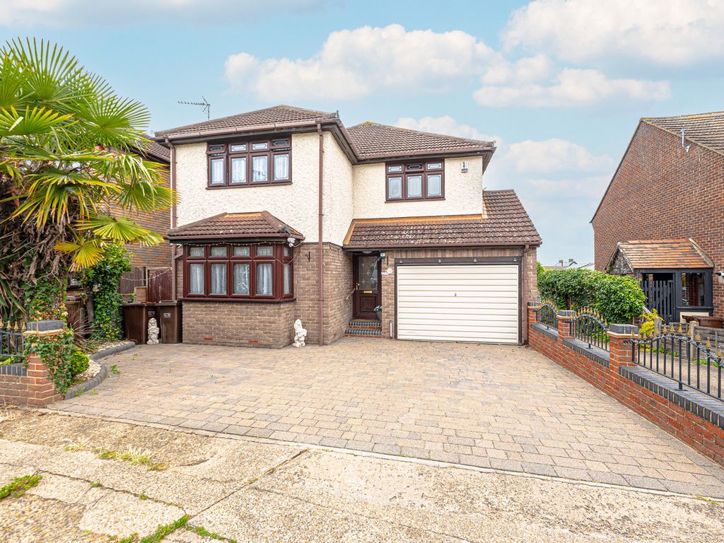 4 bed detached house for sale in Gifford Road, Benfleet SS7, £575,000