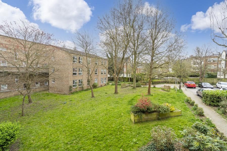 2 bed flat for sale in Cheriton Close, London W5, £429,950