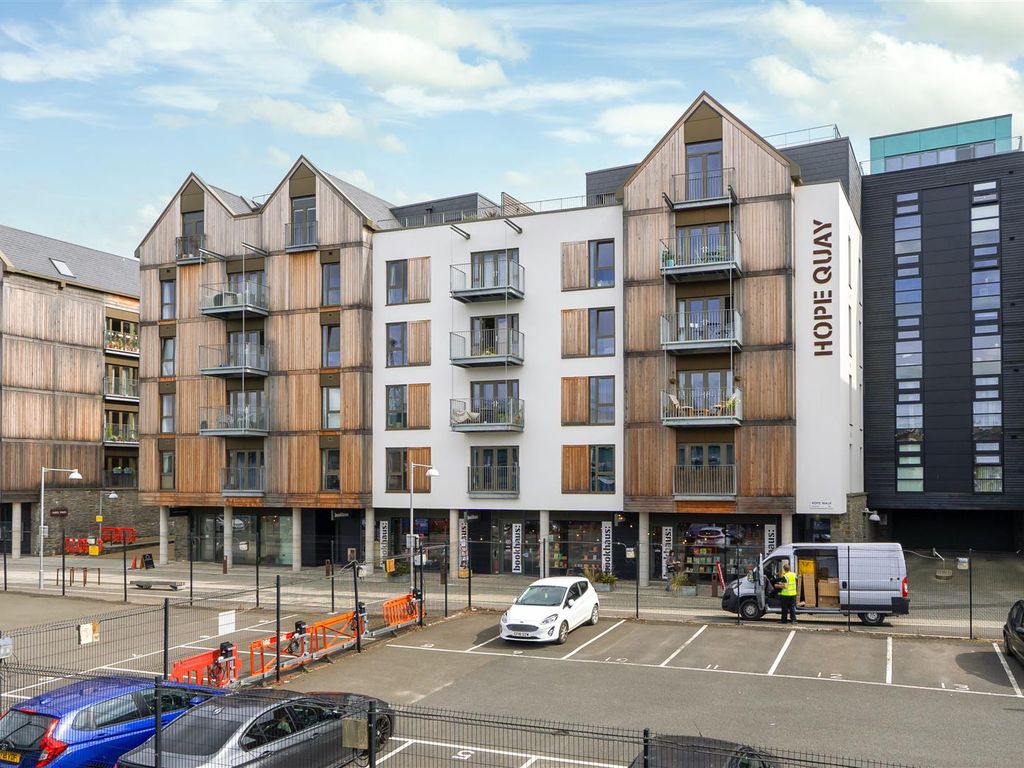 2 bed flat for sale in The Gateway, Bristol BS1, £425,000