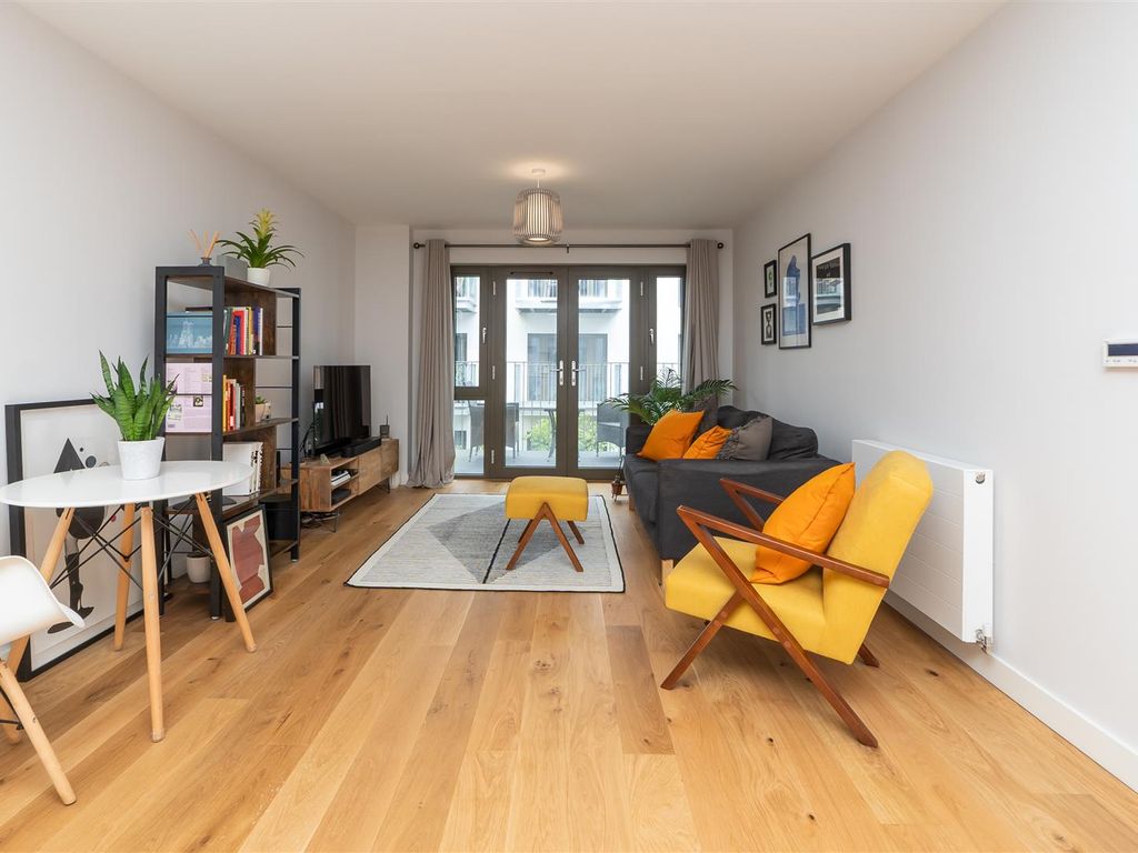 2 bed flat for sale in The Gateway, Bristol BS1, £425,000