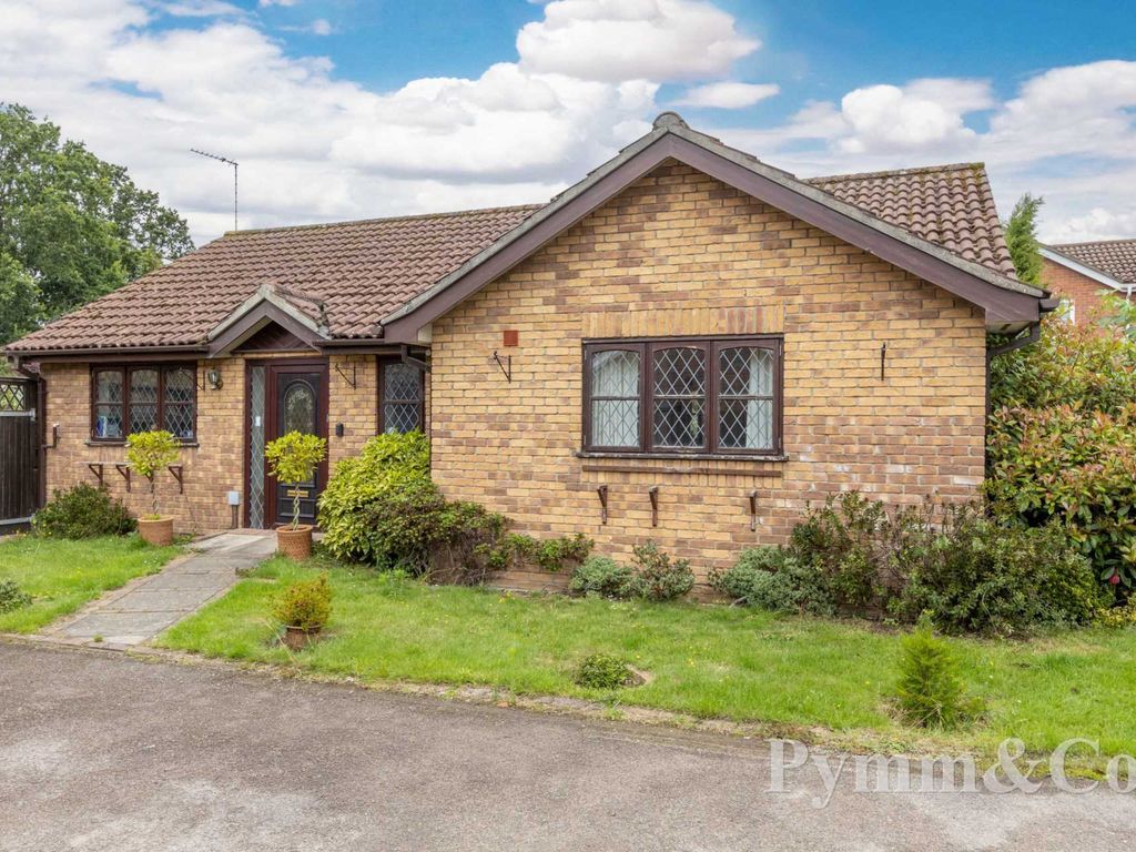 3 bed detached bungalow for sale in Bronde Close, Old Catton NR6, £350,000