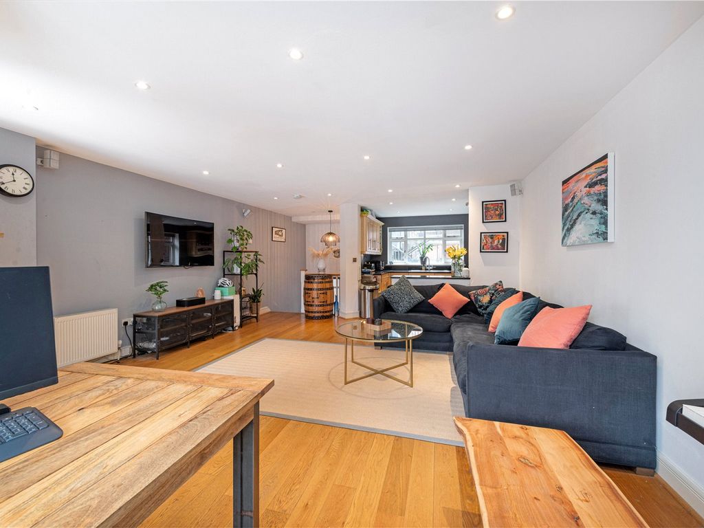2 bed flat for sale in Barnard Road, London SW11, £650,000