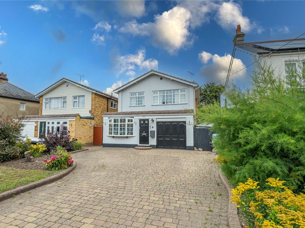 3 bed detached house for sale in Little Wakering Road, Little Wakering, Southend-On-Sea, Essex SS3, £450,000