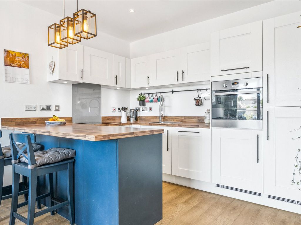 2 bed flat for sale in Valley Road, London SW16, £475,000
