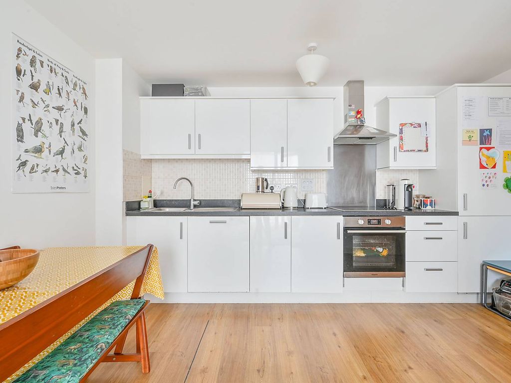 2 bed flat for sale in Great West Quarter, Brentford TW8, £400,000