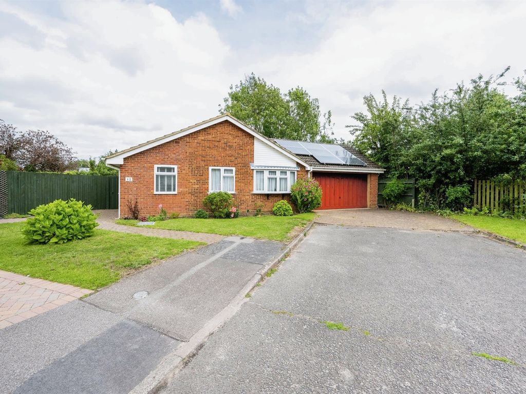 3 bed detached bungalow for sale in Brockwell, Newport Pagnell MK16, £480,000