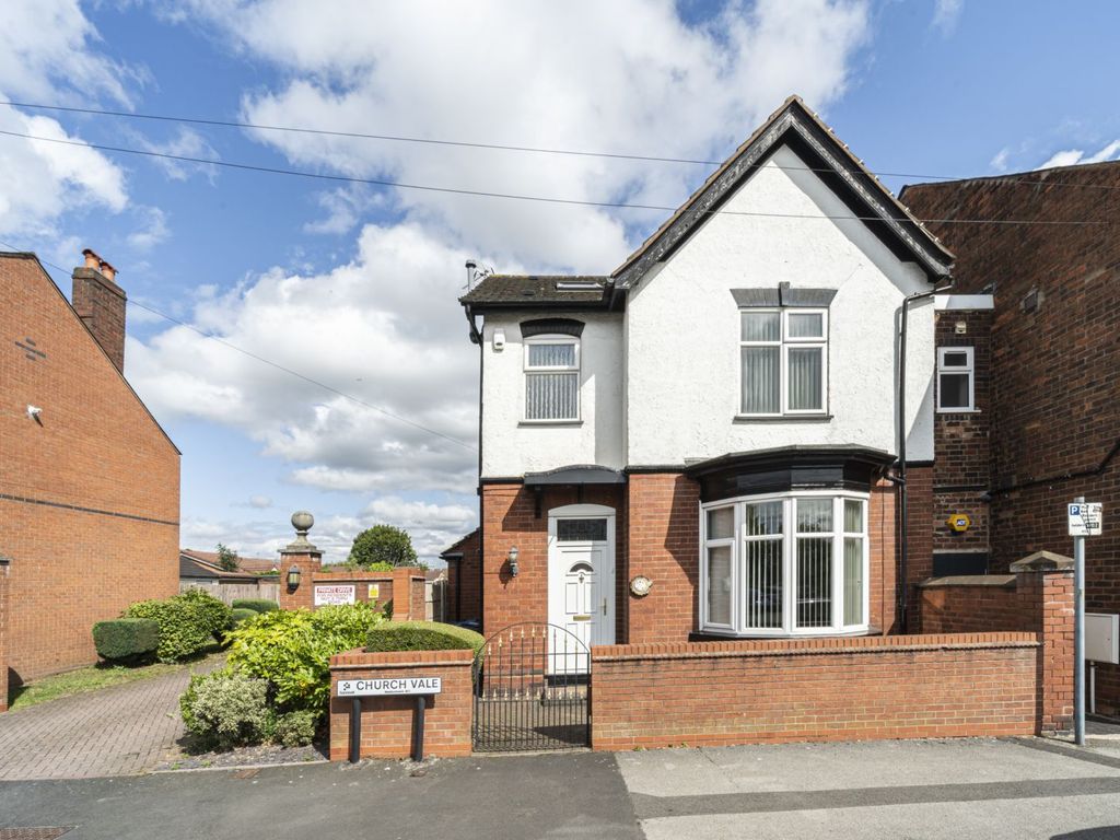4 bed link-detached house for sale in Church Vale, West Bromwich B71, £375,000