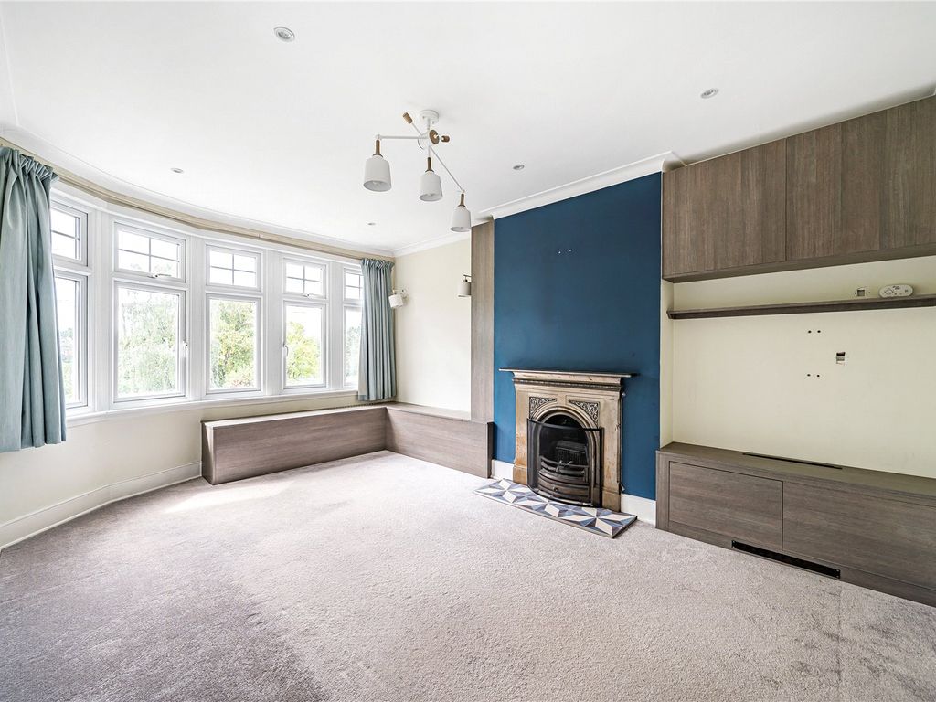 3 bed flat for sale in Winton Avenue, London N11, £625,000