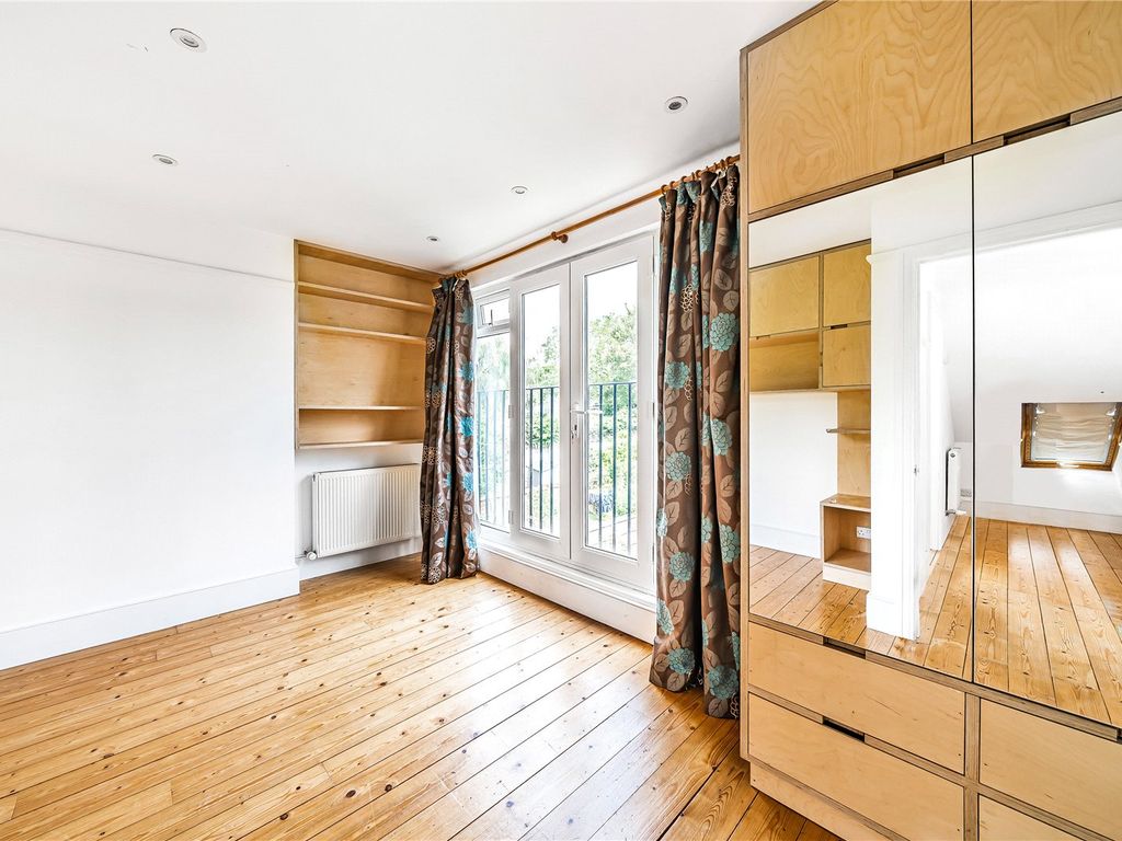 3 bed flat for sale in Winton Avenue, London N11, £625,000