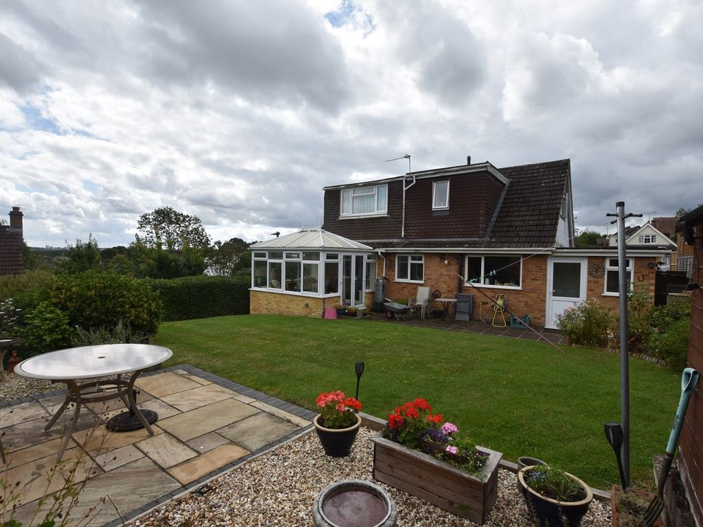 3 bed detached bungalow for sale in Red Rose, Binfield RG42, £585,000