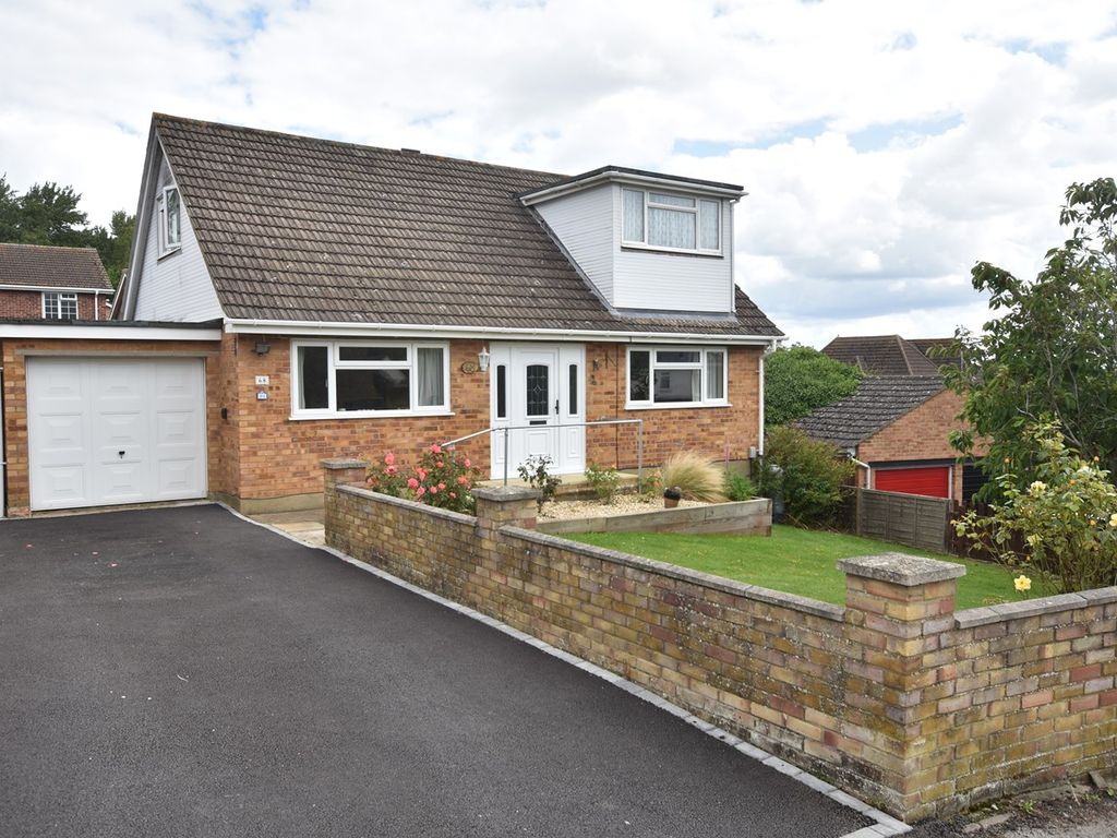 3 bed detached bungalow for sale in Red Rose, Binfield RG42, £585,000