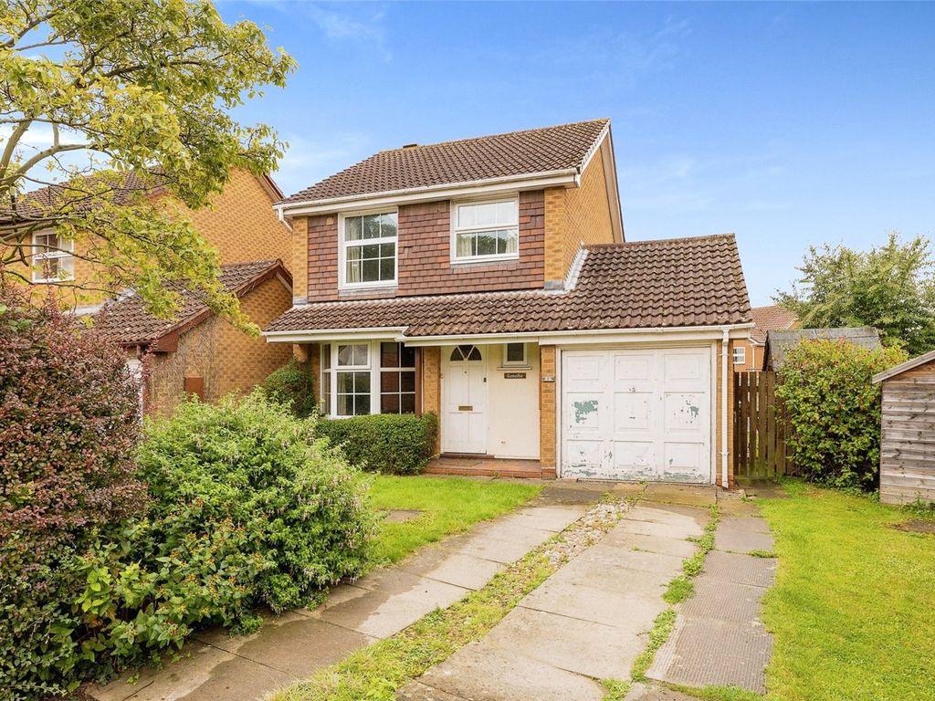 3 bed detached house for sale in Willow Drive, Buckingham MK18, £375,000