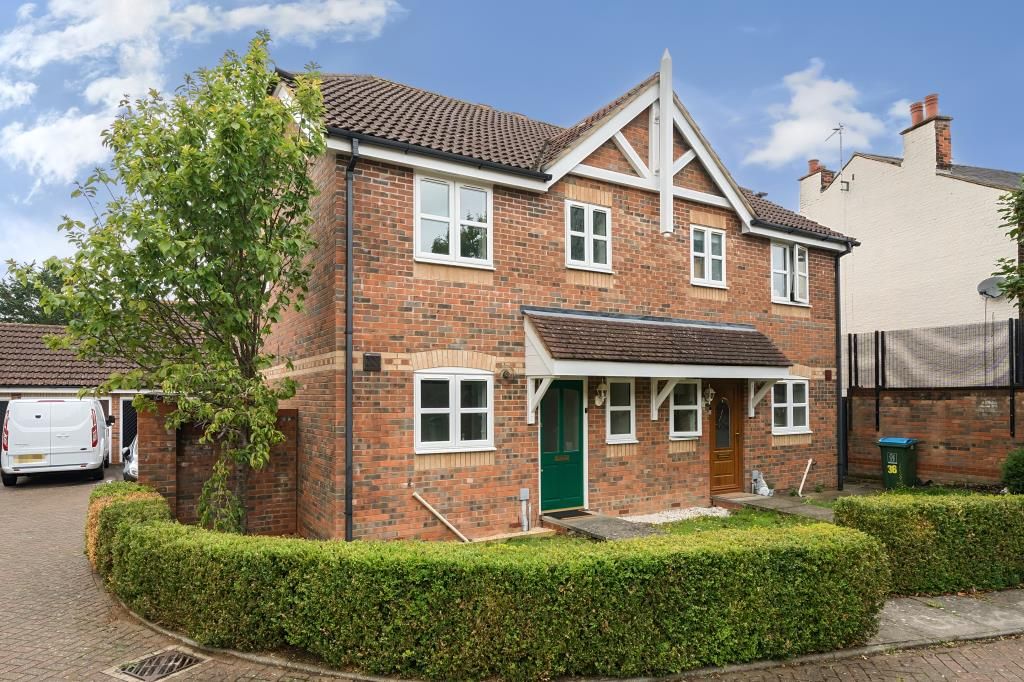 3 bed semi-detached house for sale in Aylesbury, Buckinghamshire HP21, £350,000