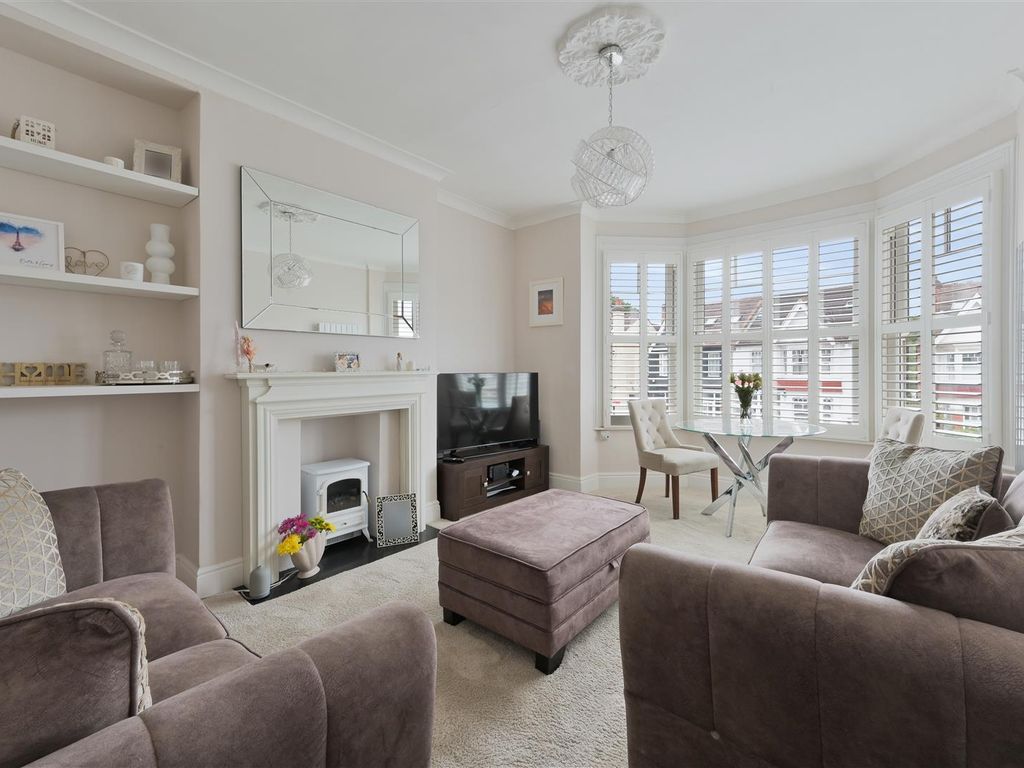 2 bed flat for sale in Worple Road, London SW20, £475,000