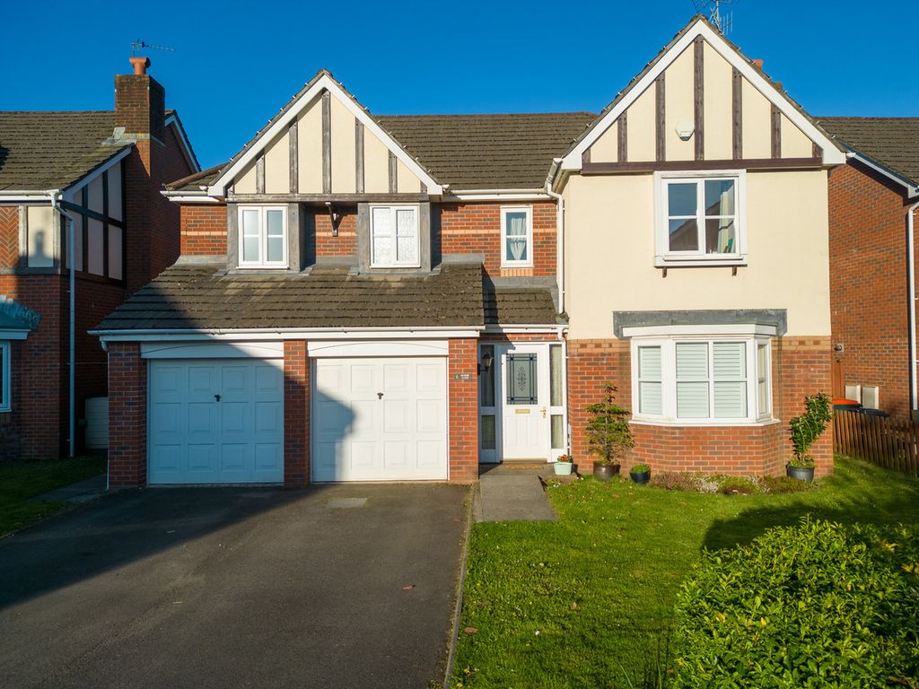 5 bed detached house for sale in Broom Close, Newport NP10, £475,000