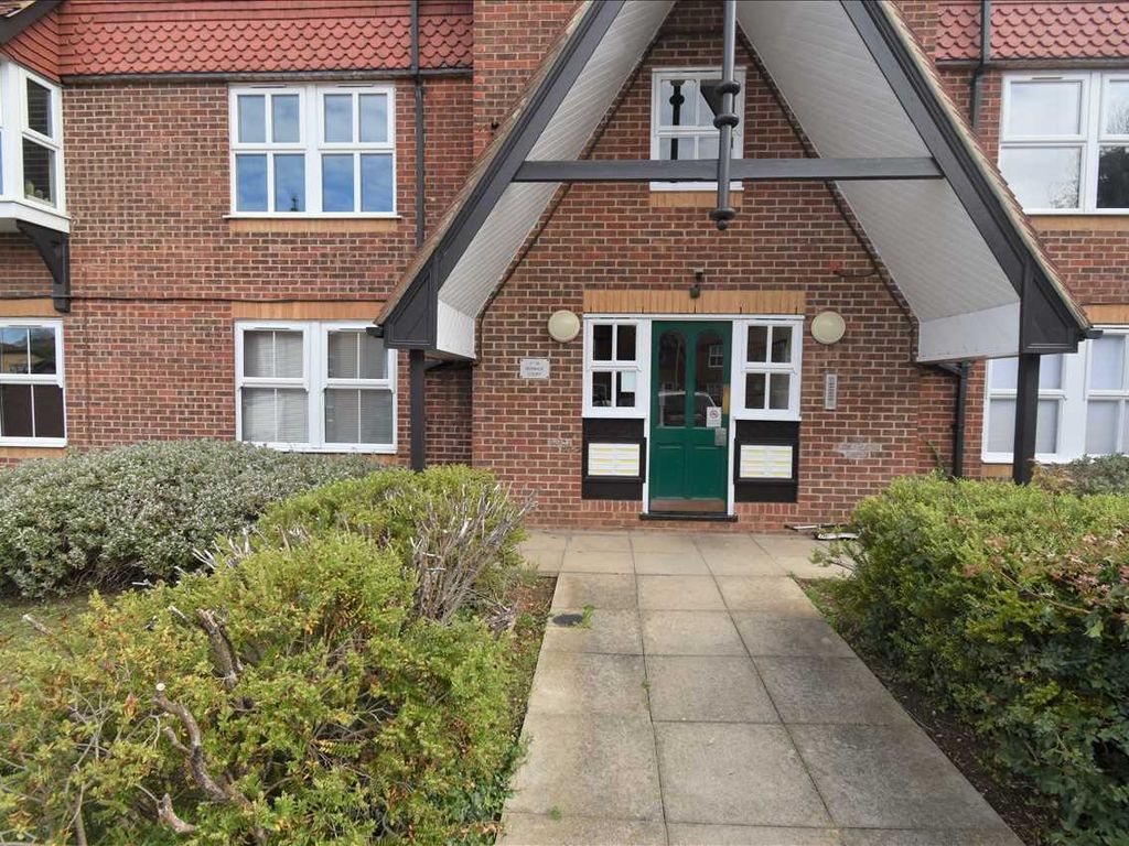 2 bed flat to rent in Berwick Court, Grange Crescent, Dartford DA2, £1,350 pcm