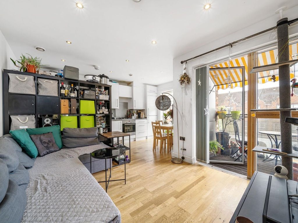1 bed flat for sale in Acre Lane, London SW2, £400,000