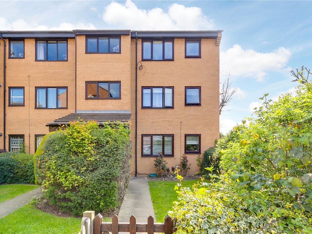 2 bed flat for sale in Wilkinson Way, Chiswick W4, £375,000
