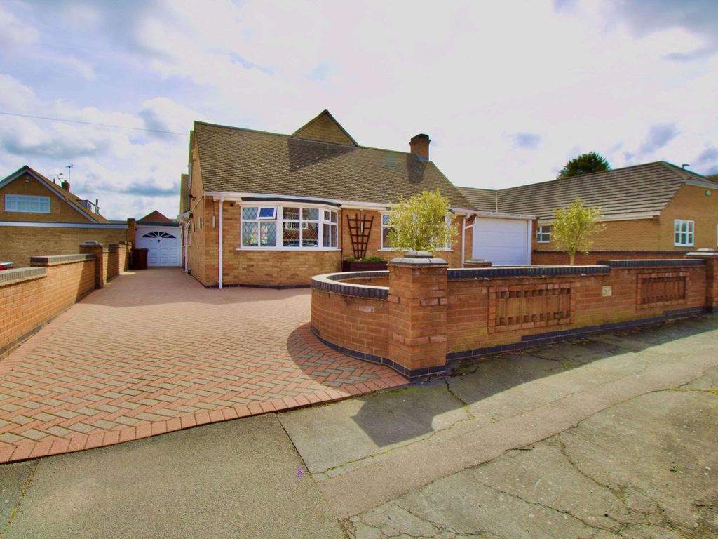5 bed detached bungalow for sale in Colby Drive, Thurmaston, Leicester LE4, £585,000