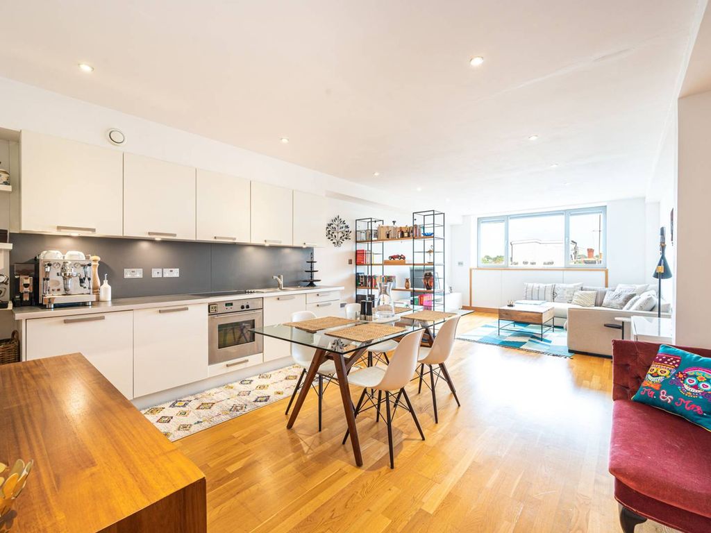 1 bed flat for sale in Kentish Town Road, Kentish Town, London NW1, £425,000