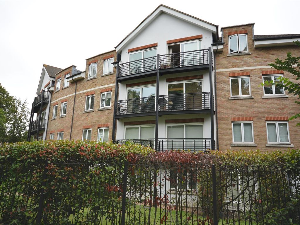2 bed flat for sale in Princes Way, London SW19, £499,995