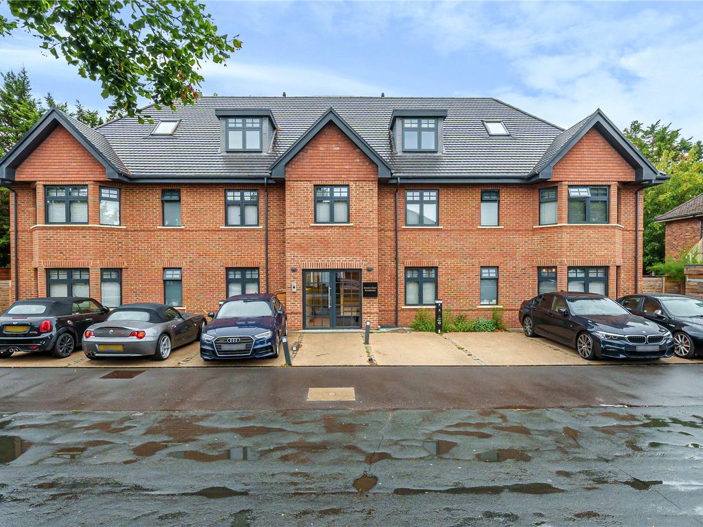 1 bed flat for sale in The Broadway, Hampton Court Way, Thames Ditton KT7, £385,000
