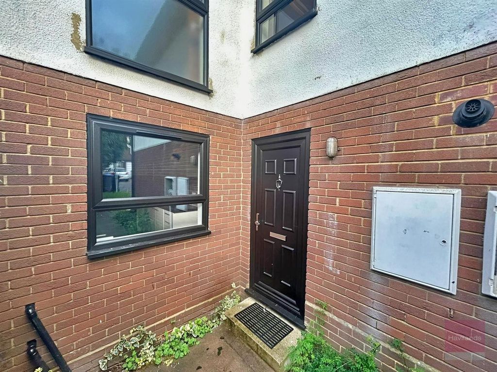 3 bed semi-detached house for sale in Aldridge Walk, London N14, £684,995
