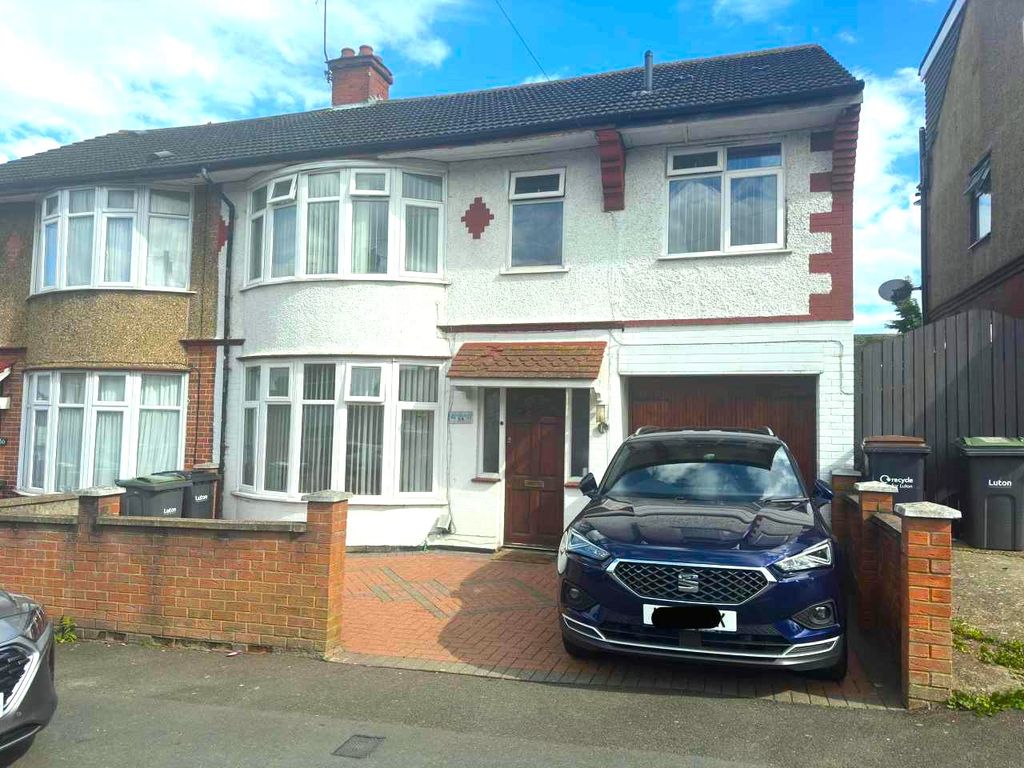 5 bed semi-detached house for sale in Grantham Road, Luton LU4, £550,000