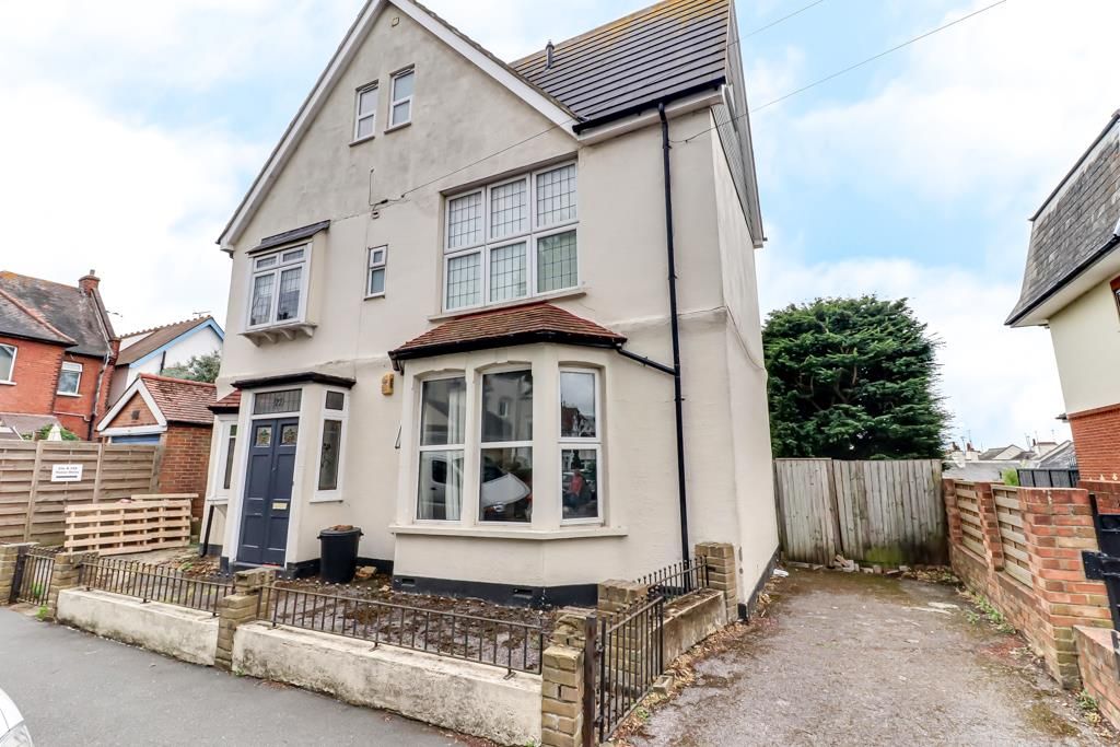 2 bed flat for sale in Victor Drive, Leigh-On-Sea SS9, £490,000