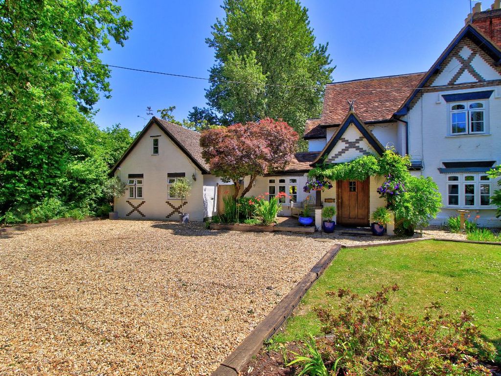 3 bed cottage for sale in Bearwood Road, Sindlesham, Wokingham RG41, £765,000