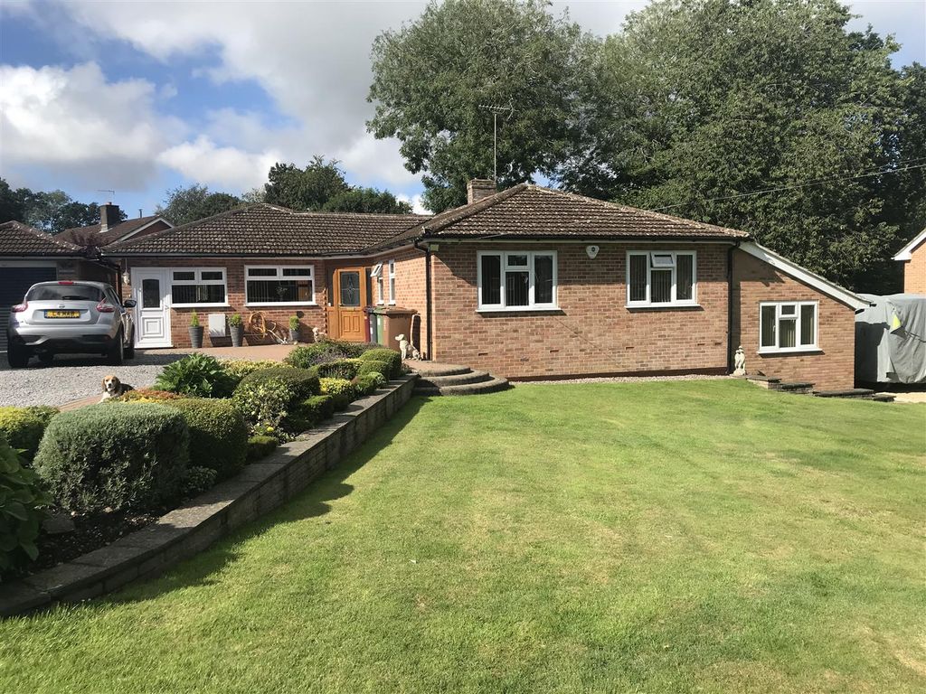 4 bed bungalow for sale in Broadlayings, Woolton Hill, Newbury RG20, £875,000