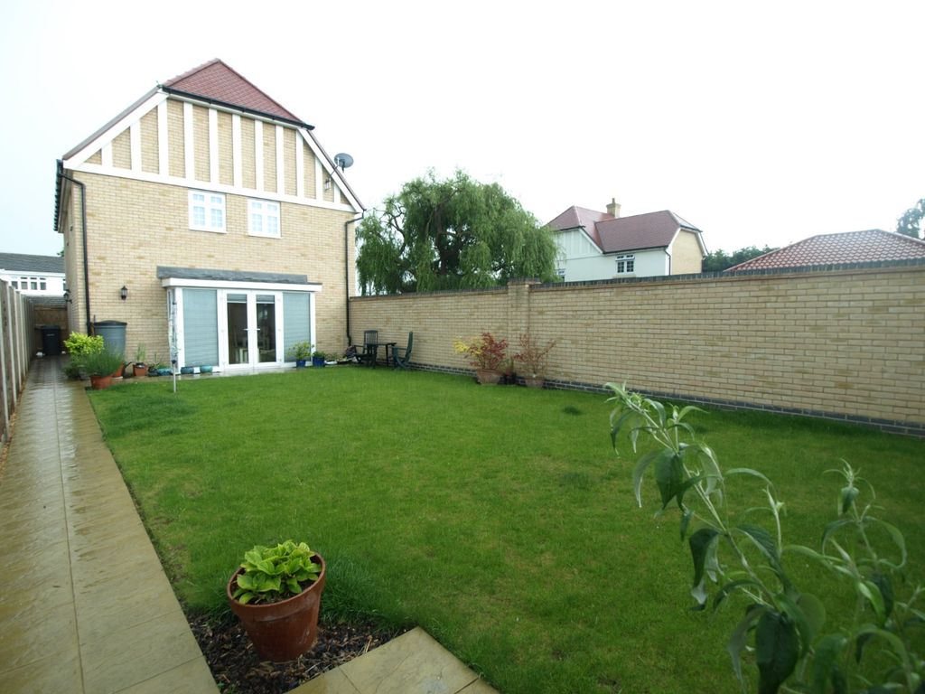 4 bed detached house to rent in Thorpe Road, Hawkwell, Hockley SS5, £2,000 pcm