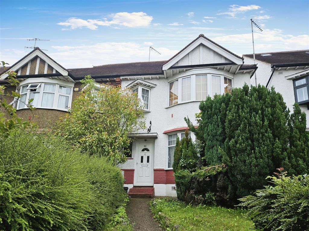 3 bed semi-detached house for sale in Nether Street, Finchley, London N3, £725,000