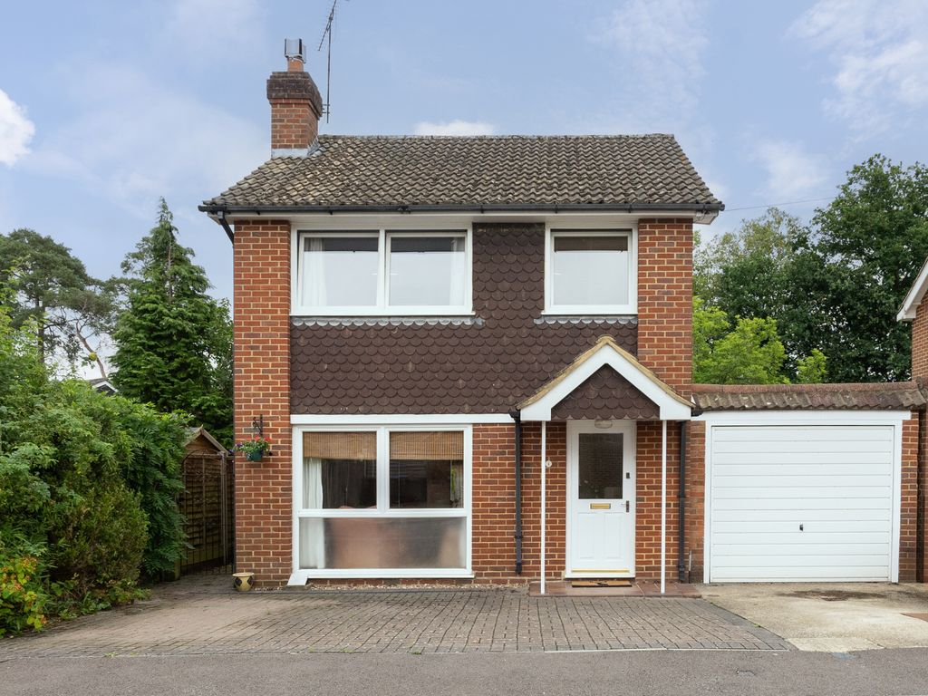 3 bed detached house for sale in Park Close, Strood Green, Betchworth RH3, £550,000