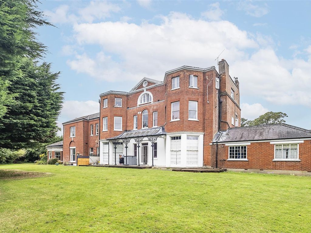 1 bed flat for sale in Woodcote Road, Epsom KT18, £350,000