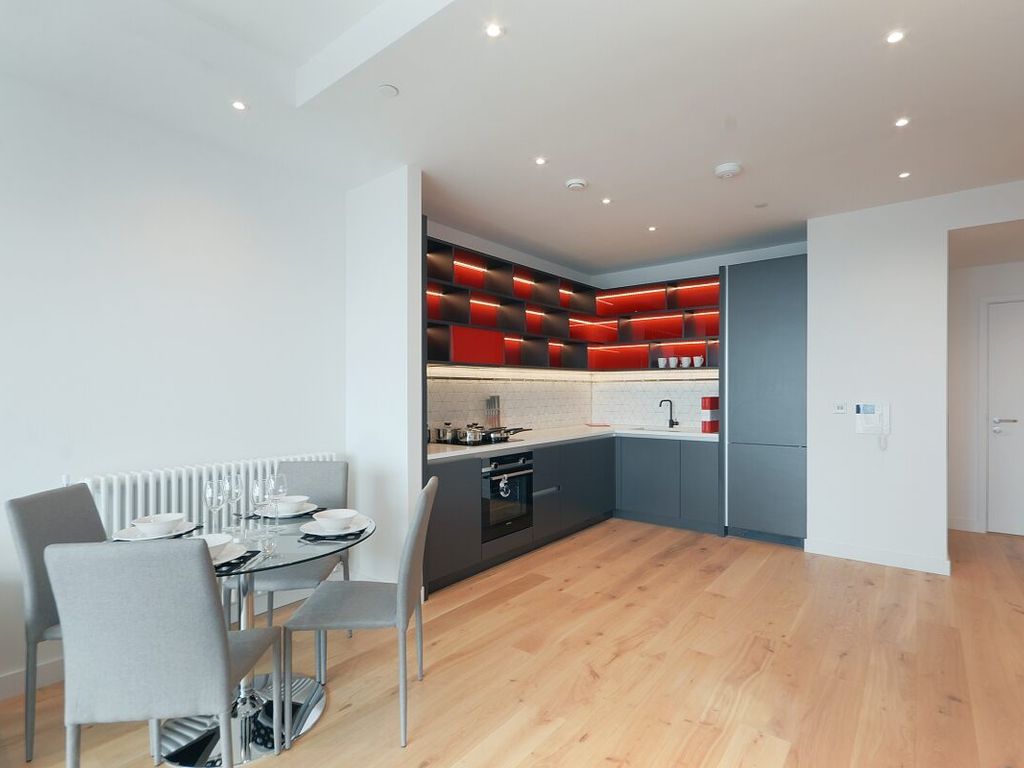 1 bed flat for sale in City Island Way, London E14, £485,000