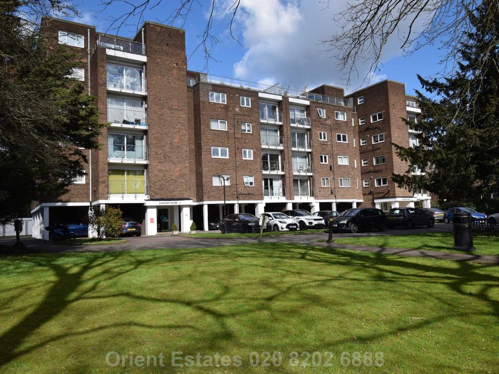 2 bed flat for sale in Claydon House, Hendon NW4, £375,000