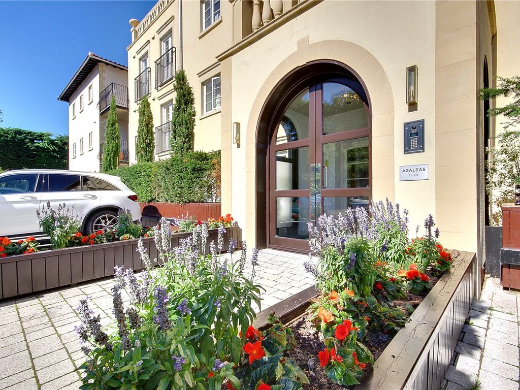 2 bed flat for sale in Canford Cliffs Road, Canford Cliffs, Poole, Dorset BH13, £699,750
