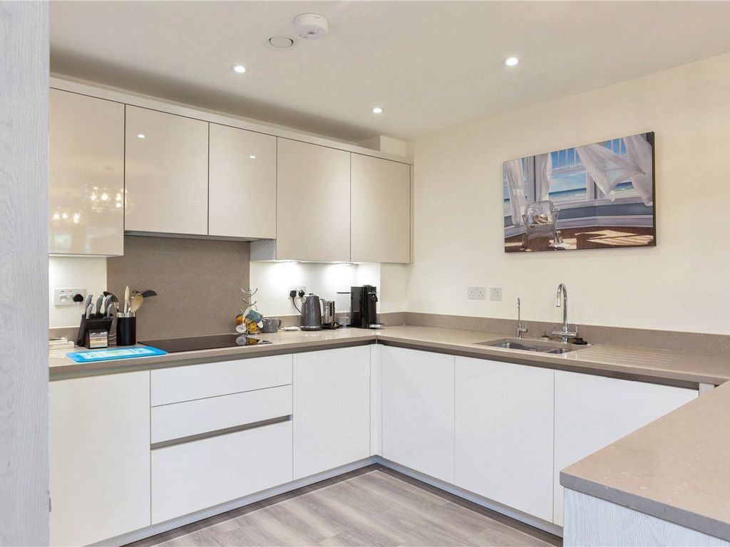 2 bed flat for sale in Canford Cliffs Road, Canford Cliffs, Poole, Dorset BH13, £699,750