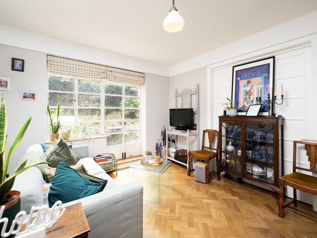 2 bed flat for sale in Shepherds Bush Road, London W6, £475,000