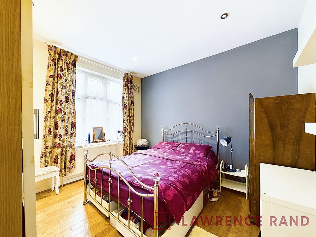 2 bed flat for sale in Ashbourne Avenue, Harrow HA2, £365,000