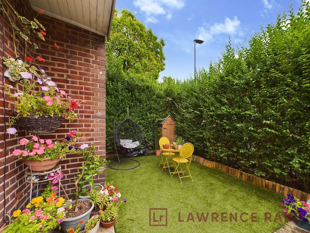 2 bed flat for sale in Ashbourne Avenue, Harrow HA2, £365,000