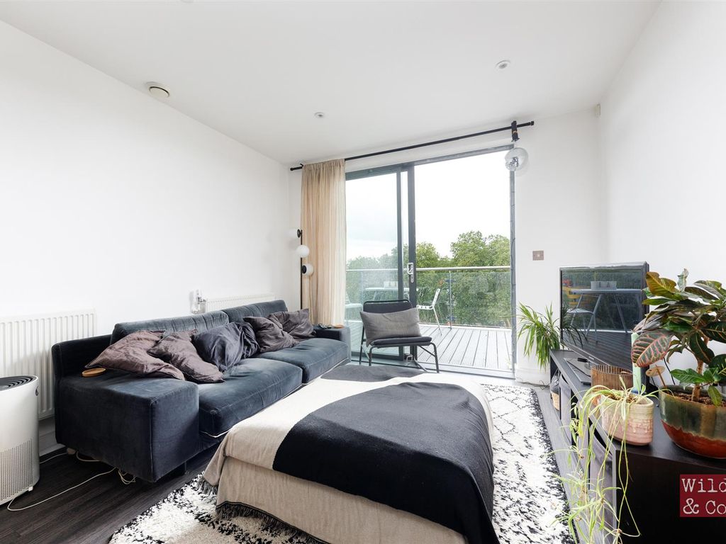 2 bed flat for sale in Lock Court, Essex Wharf, London E5, £500,000