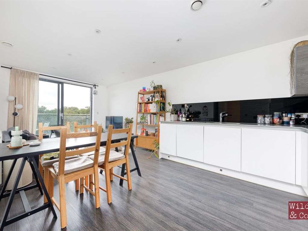 2 bed flat for sale in Lock Court, Essex Wharf, London E5, £500,000