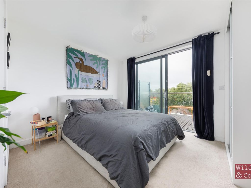 2 bed flat for sale in Lock Court, Essex Wharf, London E5, £500,000