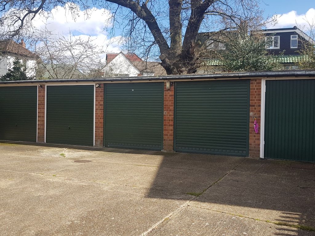 Parking/garage to let in Bittacy Hill, Mill Hill NW7, £2,400 pa