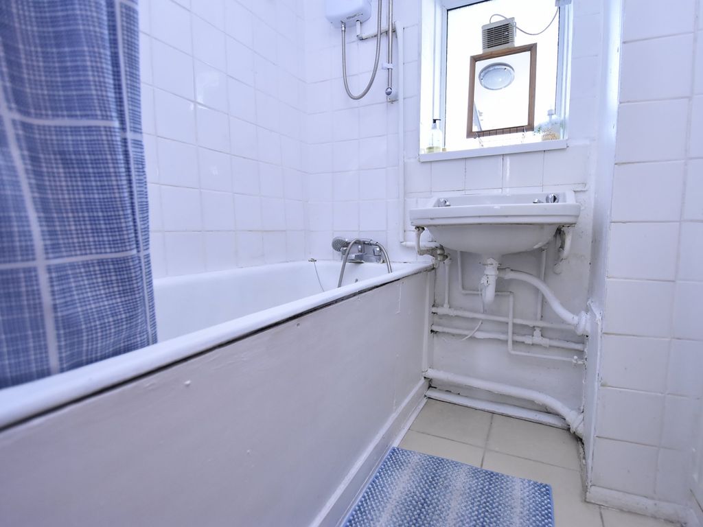 2 bed flat for sale in Weydown Close, London SW19, £360,000