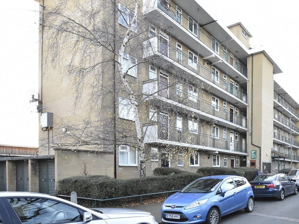 2 bed flat for sale in Weydown Close, London SW19, £360,000