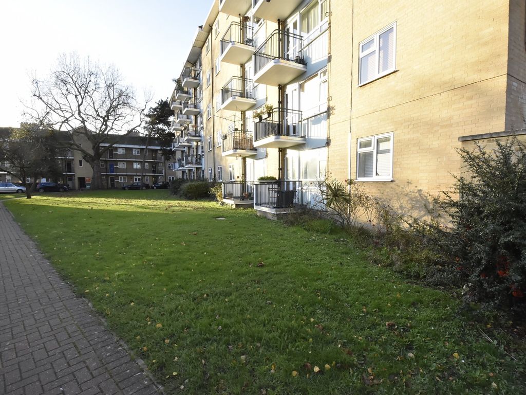 2 bed flat for sale in Weydown Close, London SW19, £360,000