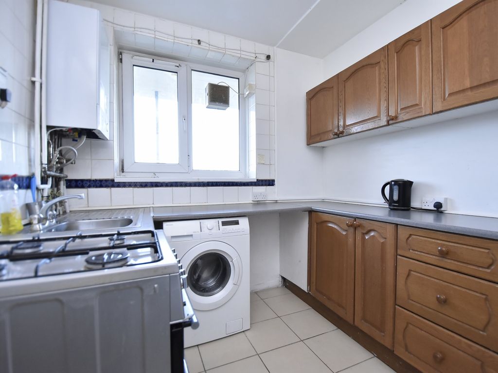 2 bed flat for sale in Weydown Close, London SW19, £360,000